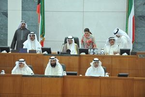 الرئيس علي الراشد ونائبه مبارك الخرينج وامين السر كامل العوضي ودرولا دشتي ودمشاري الحسيني وتبدو الامانة العامة	 متين غوزال﻿