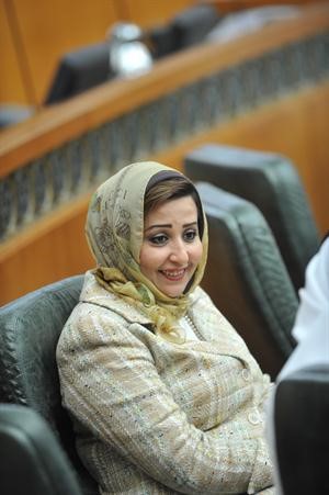  وتبتسم خلال سير الجلسة﻿
