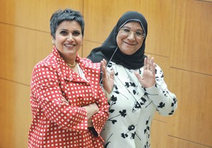 د معصومة المبارك وصفاء الهاشم تبتسمان لكاميرا الانباء