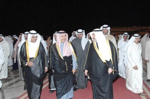 سمو رئيس الوزراء الشيخ جابر المبارك مستقبلا الشيخ احمد الحمود لدى عودته مساء امس ويبدو مبارك الخرينج﻿