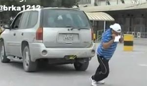 بالفيديو.. مصري مقيم في الكويت يجر السيارة بأسنانه ويكسر الطابوق برأسه