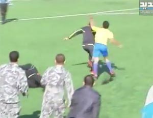 بالفيديو.. حكم لبناني يتعرض للضرب بعد إشهاره بطاقة حمراء