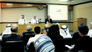 جمعة الماجد ود بسام الداغستاني ود راشد المزروعي اثناء المؤتمر