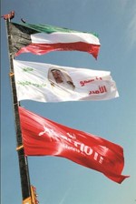 رفع الاعلام احتفالا باعياد الكويت