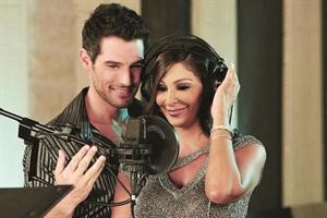 اليسا مع شاب وسيم في احد كليباتها﻿