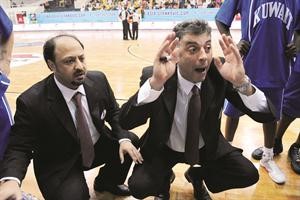 المدرب الصربي زوران كريكوفيتش مع مساعده خالد القلاف في بطولة ستانكوفيتش 2008﻿