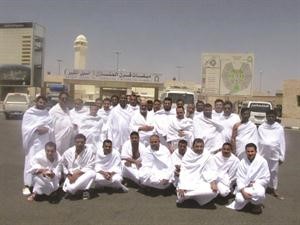المعتمرون عند السيل الكبير

