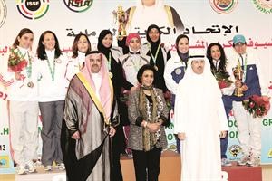 الشيخة فريحة الاحمد مع بطلات مسابقة التراب