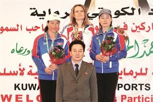 السفير الكوري الشمالي مع بطلات فردي التراب
