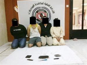 المتهمون وامامهم المضبوطات