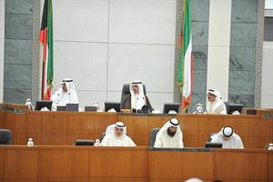 الرئيس علي الراشد ونائبه مبارك الخرينج وامين السر كامل العوضي على المنصة وتبدو الامانة العامة	متين غوزال﻿