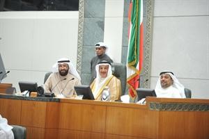 كامل العوضي مترئسا الجلسة وبجانبه دعلي العمير وديوسف الزلزلة﻿