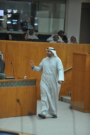 الشيخ محمد العبدالله اثناء دخوله القاعة﻿