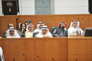 م سالم الاذينة واركان وزارة الاسكان وبنك التسليف خلال جلسة مجلس الامة الخاصة امس	 متين غوزال