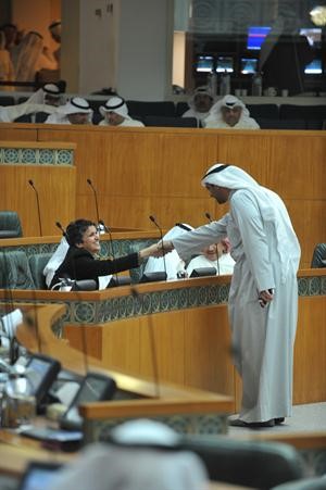  ثم يصافحها	متين غوزال﻿