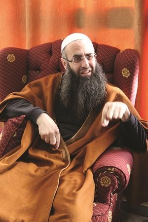 امام مسجد بلال بن رباح في صيدا الشيخ احمد الاسير