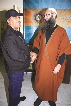 نائب رئيس التحرير الزميل عدنان الراشد مصافحا الشيخ احمد الاسير
