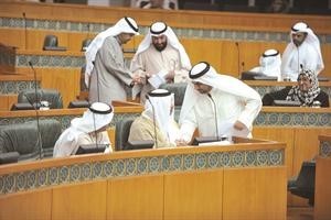 سمو الشيخ جابر المبارك يستمع الى حديث من د يوسف الزلزلة بحضور م عبدالعزيز الابراهيم متين غوزال