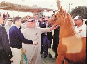محمد سليمان العمر ممسكا بالخيل مع اصدقائه