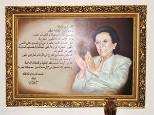 الدكتورة سلوى العمر امام احدى لوحاتها