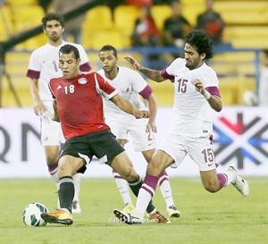 مهاجم مصر السيد حمدي يتعرض للمضايقة من لاعب قطر طلال البلوشي﻿
