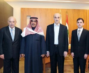 د سمير جعجع متوسطا نائب رئيس التحرير الزميل عدنان الراشد ومدير التحرير الزميل محمد الحسيني ومدير مكتب الانباء في بيروت الزميل عمر حبنجر
