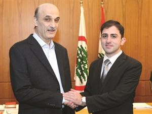الزميل محمد الحسيني مصافحا د جعجع