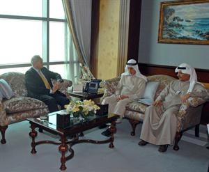 عبدالعزيز العدساني خلال لقائه مع السفير نيكولاس بيتس﻿