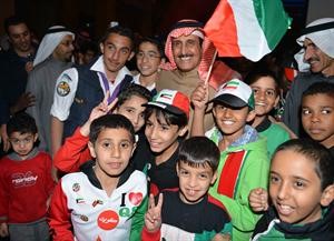  الدعيج مع مجموعة من البراعم المشاركين في المهرجان﻿