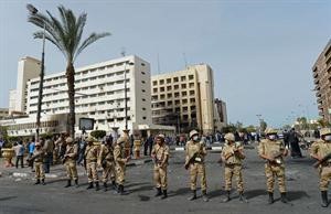 قوات من الجيش المصري تحيط بمقر مديرية امن بورسعيد افپ