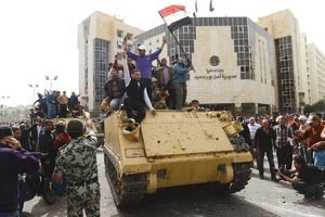 مصريون على ظهر مدرعة يرفعون العلم ترحيبا بدخول الجيش الى بور سعيدافپ