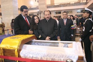 رئيس نيكاراغوا يلقي النظرة الاخيرة على جثمان تشاڤيز رويترز