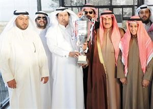 الشيخ ابراهيم الدعيج يسلم الكاس