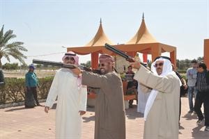 السفير العماني الشيخ سالم المعشني يمارس هواية الرماية﻿
