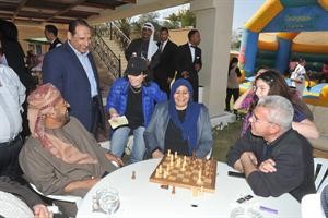 مباراة في الشطرنج بين السفير المعشني والزميلة ماجدة سليمان﻿