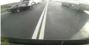 بالفيديو... سائق ينجو من حادث خيالي دون إصابات