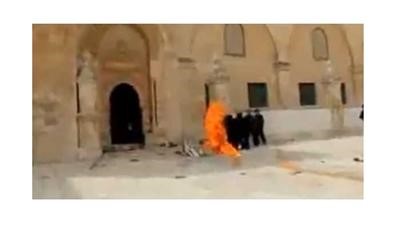 بالفيديو.. فلسطيني يشعل النيران في جندي إسرائيلي أمام "الأقصى"