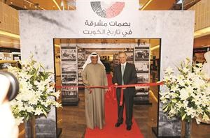 سمير قاسم وخالد العثمان لحظة قص الشريط لافتتاح المعرض﻿