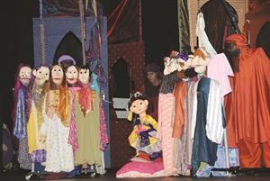 مشهد من مسرحية يلا ينام مرجان