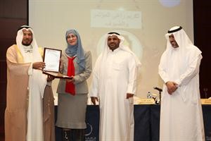 نبهة طربوش تتسلم درع التكريم من د المعتوق﻿