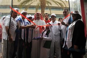 ويقص الشريط ايذانا بافتتاح المعرض المصاحب
