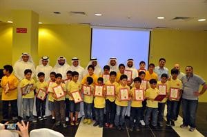 طارق الشراح وعبدالعزيز النجار يتوسطان الخريجين﻿