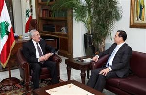 الرئيس اللبناني ميشال سليمان مستقبلا وزير خارجيته عدنان منصور محمود الطويل