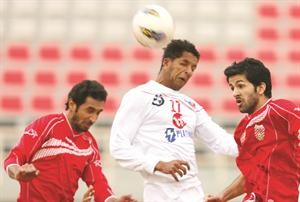 مهاجم الكويت عصام جمعة محاصرا بين مدافعي الصليبخات ناصر الهاجري واحمد حواس	 الازرقكوم﻿