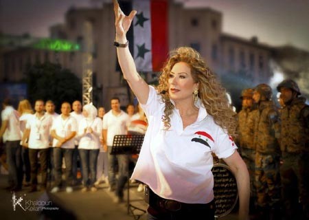 صورة اعادت رغدة نشرها اليوم من مهرجان شاركت فيه لدعم الجيش السوري قبل عام تقريبا