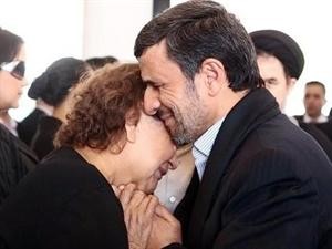 الصورة التي نشرتها وكالات الانباء للرئيس الايراني نجاد في عزاء تشافيز