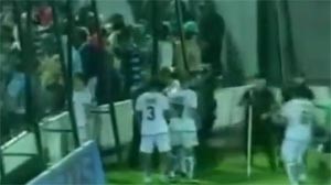 بالفيديو.. شرطي يضرب لاعباً بـ " قسوة" في الدوري الأرجنتيني