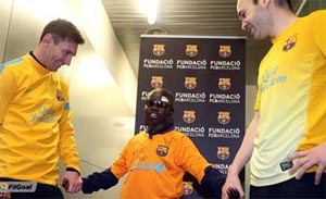 بالفيديو.. طفل كفيف يتعرف على نجوم برشلونة باللمس
