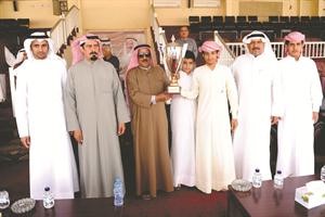ربيح العجمي وعبدالله المطيري يسلمان الكاس لابناء الدواس