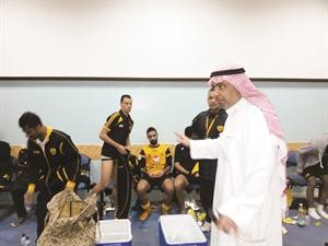 الشيخ خالد الفهد مجتمعا مع اللاعبين بعد مباراة النصر
